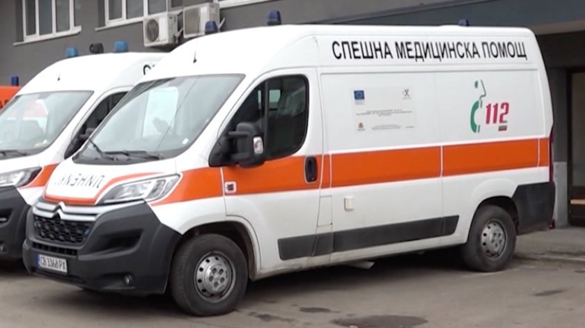 откраднаха линейка време спешен случай село дългоделци задържани двама извършители