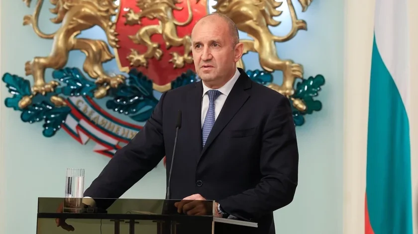 румен радев сезира конституционния съд връзка върнатия референдум еврото