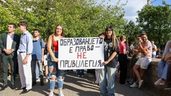 студентски протест парламента напрежението около таксите стихва