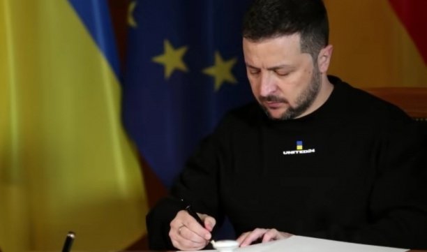 зеленски подписа закон позволяващ украинци години служат армията