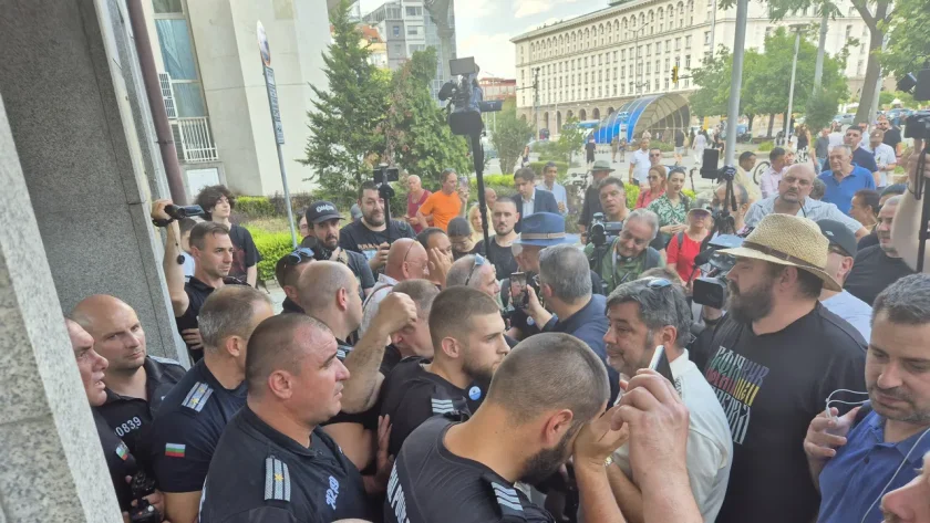 напрежение сградата кпк протестиращи бяха блокирани полицията