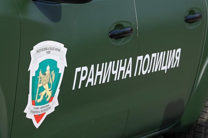 шофьор кола нелегални мигранти опита прегази гранични полицаи опасна гонка драгоман
