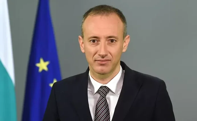 министърът образованието изцяло учебни програми трябват поне пет години