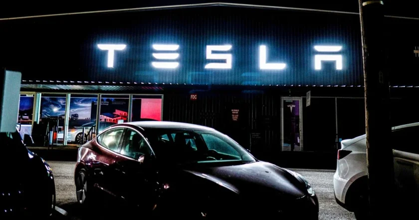 съд флорида осъди tesla 243 млн долара смъртоносна катастрофа автопилот