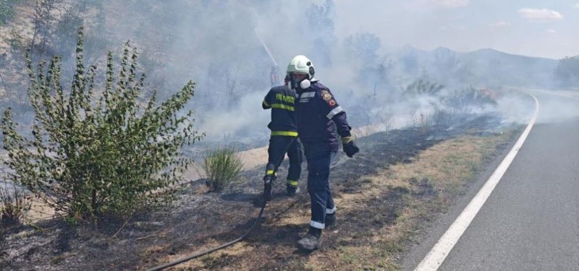 два пожара пламнаха подбалканския път близо град шивачево