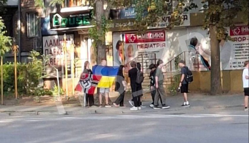 украински тийнейджъри разгърнаха знамето третия райх украинското време тържествата независимост страната видео