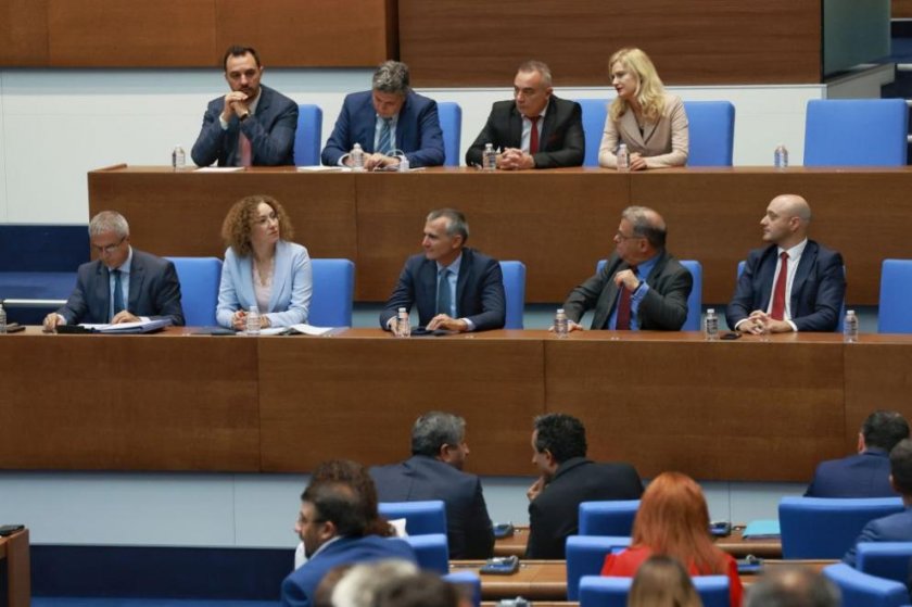 ожесточени дебати приключи извънредното заседание парламента гласуването проведе