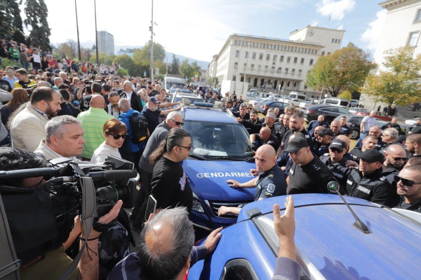 напрежение протестиращи полицията сградата цик