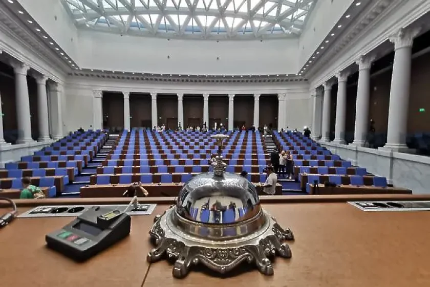 парламентът прави опит възобнови работата същество