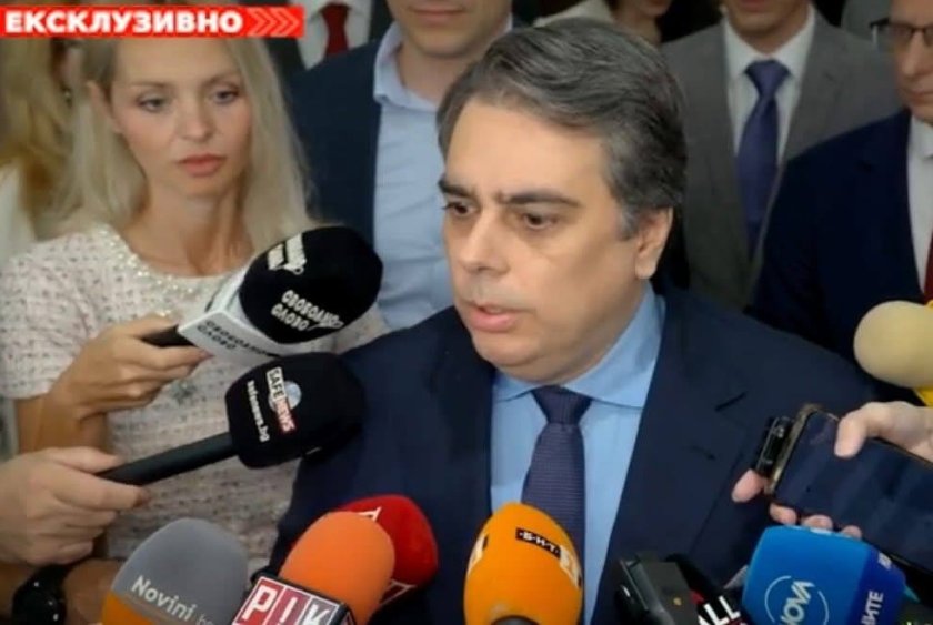 глупав проявяваше наклонност бродира възглавнички носи дълги копринени чорапи