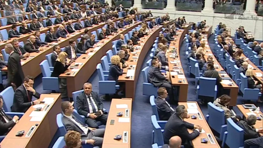 bdquoвеличиеldquo влиза парламента депутати мнозинството стопява 121 гласа
