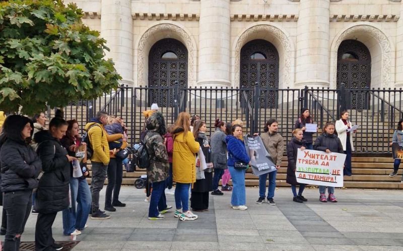 протест съдебната палата граждани искат строги мерки насилието деца