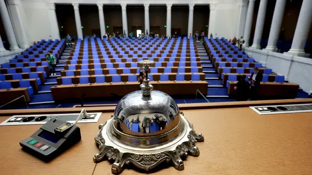 трима министри парламентарен контрол