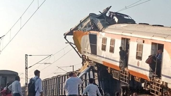 четирима души загинаха сблъсък пътнически товарен влак индия