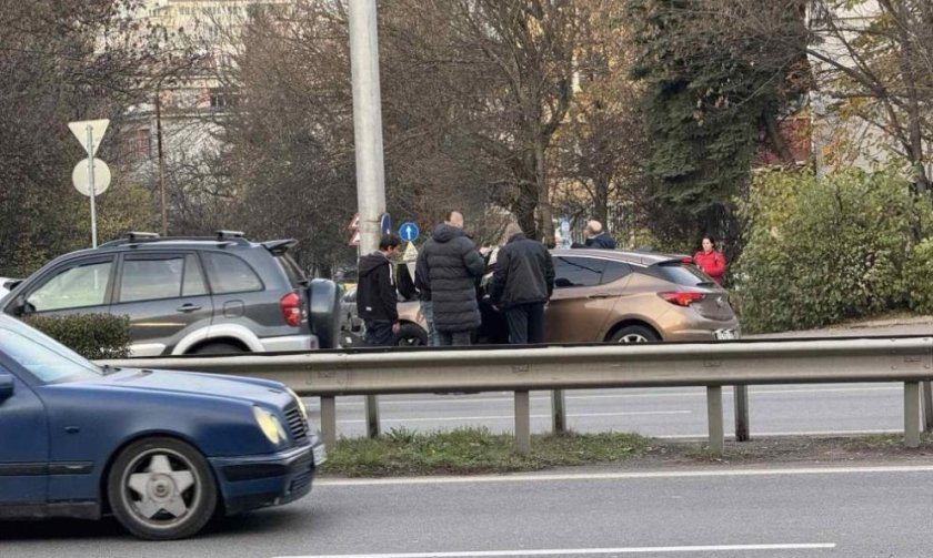 автомобил вряза стълб столичния булевард bdquoцариградско шосеldquo движението затруднено
