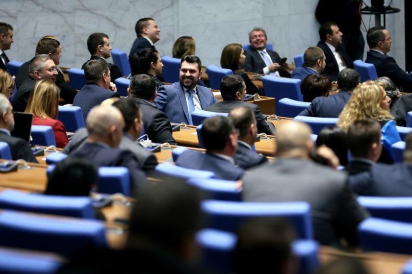 гласуват първо четене бюджет 2026 105 млрд нов дълг скок данъците палят напрежение