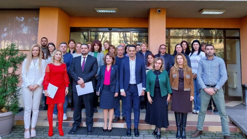 стартира национално обучение учители социално емоционална подкрепа финансовa грамотност кариерно ориентиране час кризи