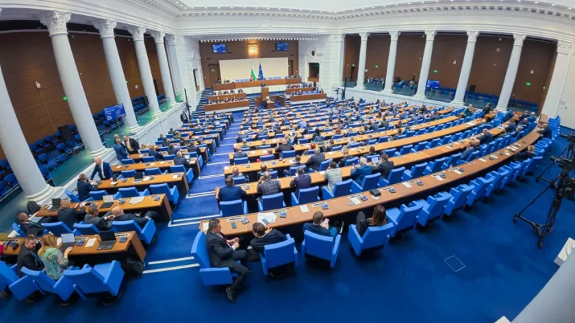 пълно безумие кабинетът оцеля вот недоверие въпреки подаде оставка