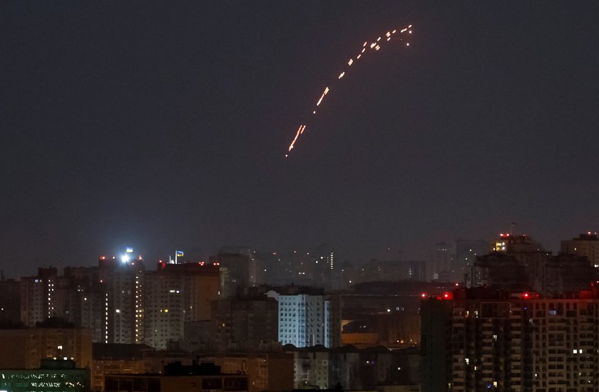 пълен хаос летищата москва 130 полета засегнати масирана дронова атака