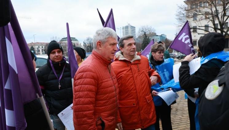 синдикатите притискат парламента половин милион души чакат заплатите