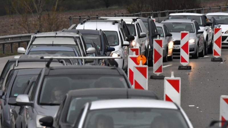 голямото прибиране 100 000 автомобила напускат столицата апи въвежда ограничения извънредни мерки