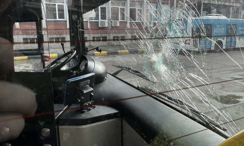 вандал атакува автобус пътници софия полицията издирва снимки