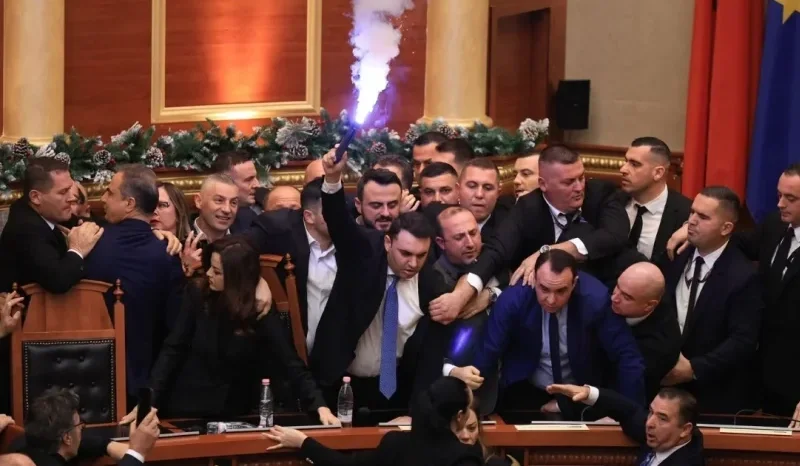 хаос албанския парламент депутати запалиха факли сбиха охраната видео