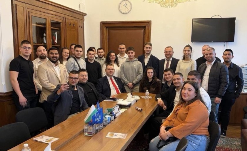 делян пеевски проведе среща младежи стара загора фокусът вашето бъдеще снимки