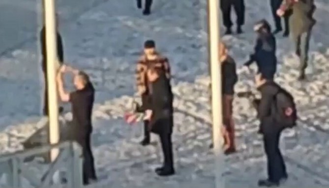 германски комик опита издигне американското знаме центъра нуук видео