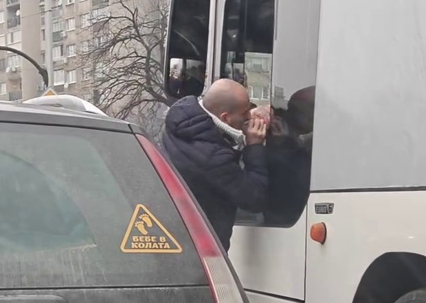 агресия пътя шофьори автомобил автобус конфронтираха улица софия видео