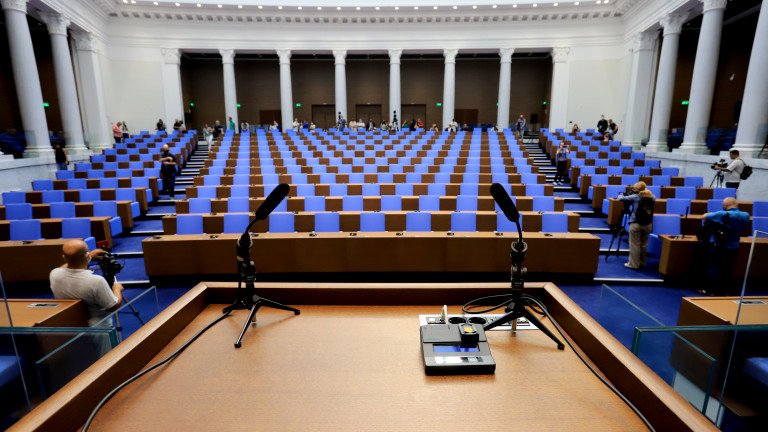 парламентът разпусна без кворум