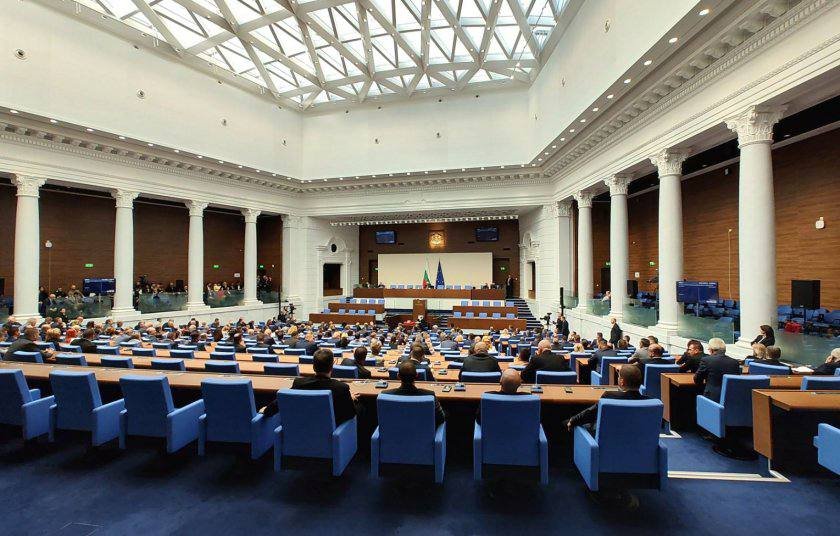 парламентът разреши всеки оказва първа помощ автоматичен външен дефибрилатор обществени места