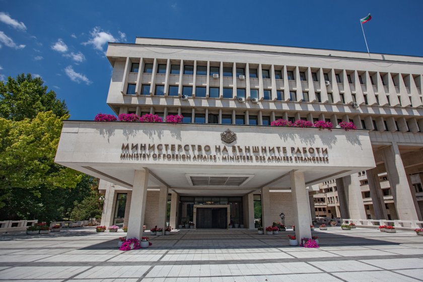 скандал мвнр отне акредитацията журналист российская газета