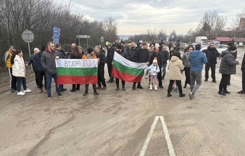 граждански протест временно затвори главен път