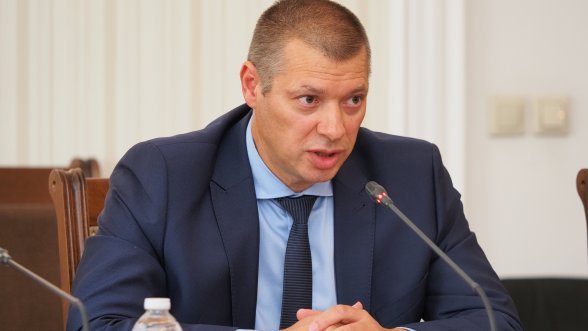 парламентът освободи шефа кпк антон славчев