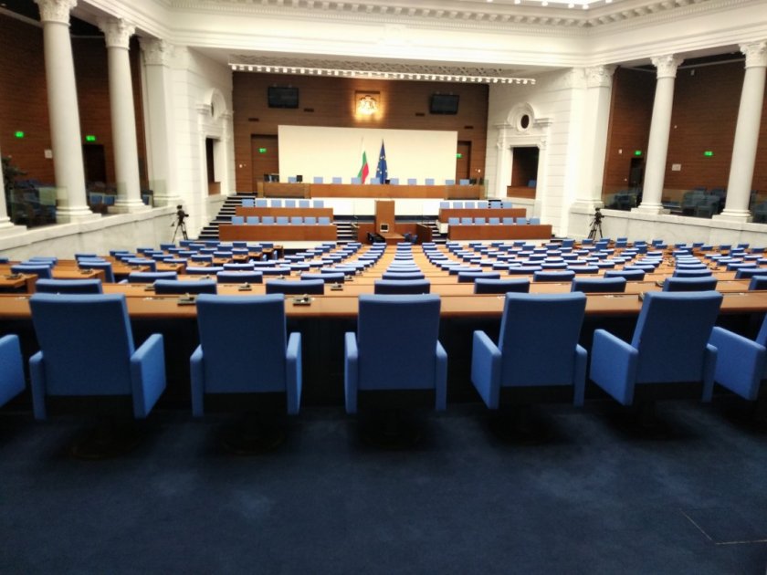 парламентът разглежда първо четене пет проекта изменения закона здравето