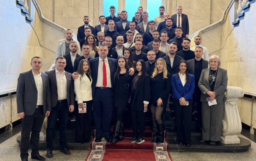 делян пеевски проведе среща младежи софия парламента снимки