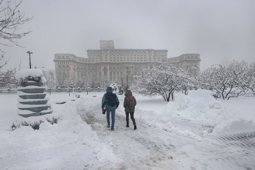 бурите оставиха хиляди без ток румъния паднали стълбове блокирани пътища