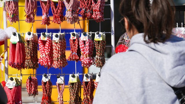 първи мартеници евро българия объркване сред купувачите спад продажбите