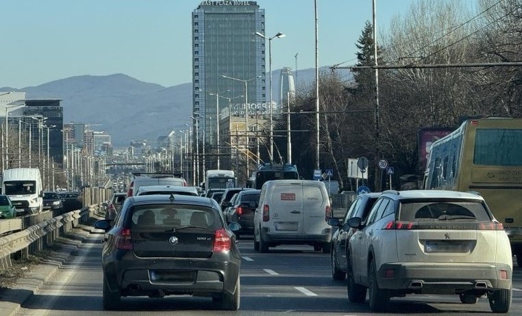 катастрофа затруднява движението столичния бул bdquoцариградско шосеldquo снимка
