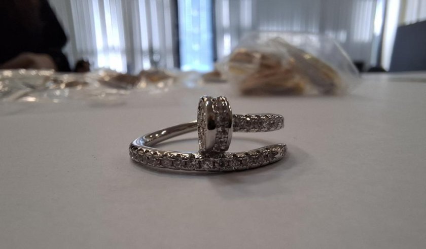митницата задържа 1200 бижута фалшиви търговски марки китай