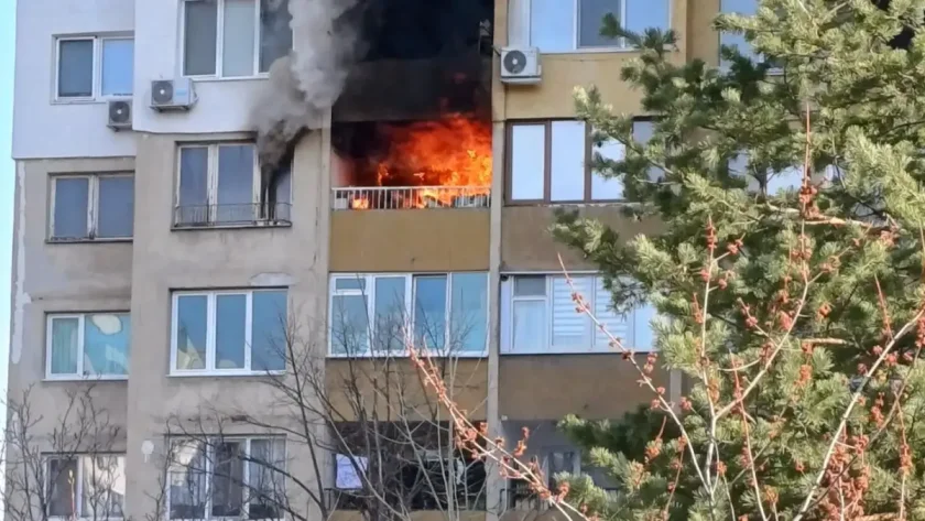 пожар жилищен блок столичния квартал дружба налага евакуация видео снимки