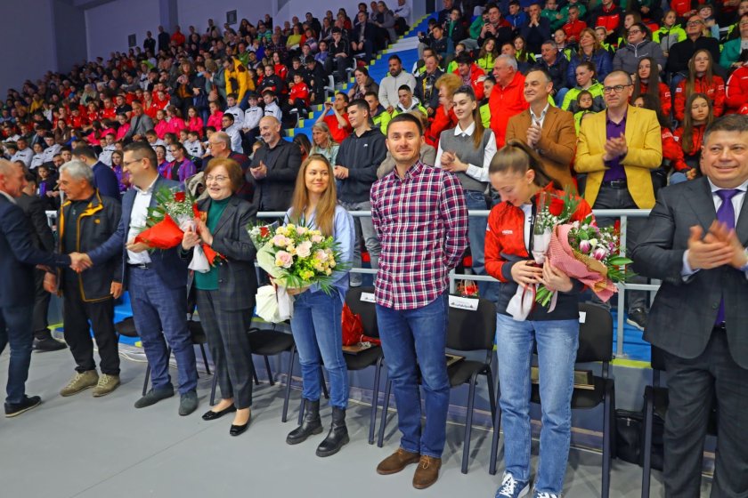 препълнена зала троян посрещна бронзовата медалистка олимпийските игри лора христова