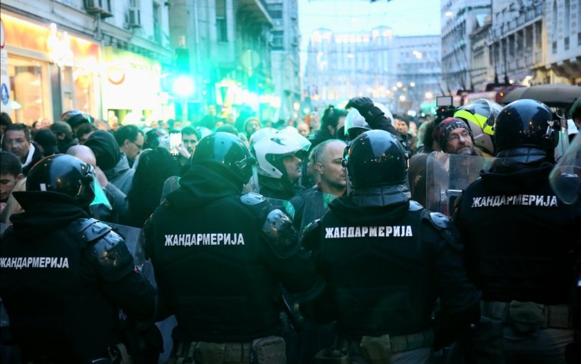 напрежение белград сблъсъци жандармерията трагичен инцидент студентка видео