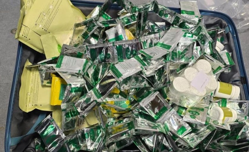 митничари задържаха 7800 таблетки вещества летище софия