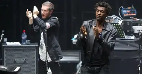 задържан вокалистът massive attack