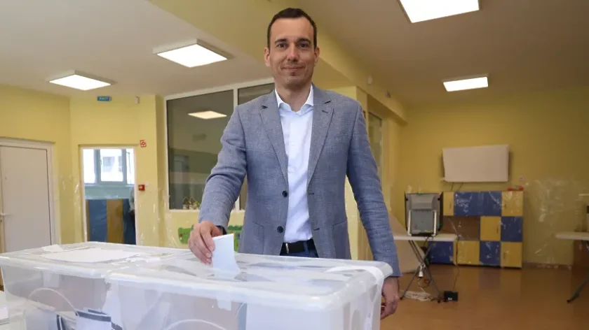 васил терзиев гласува отвертка ръка