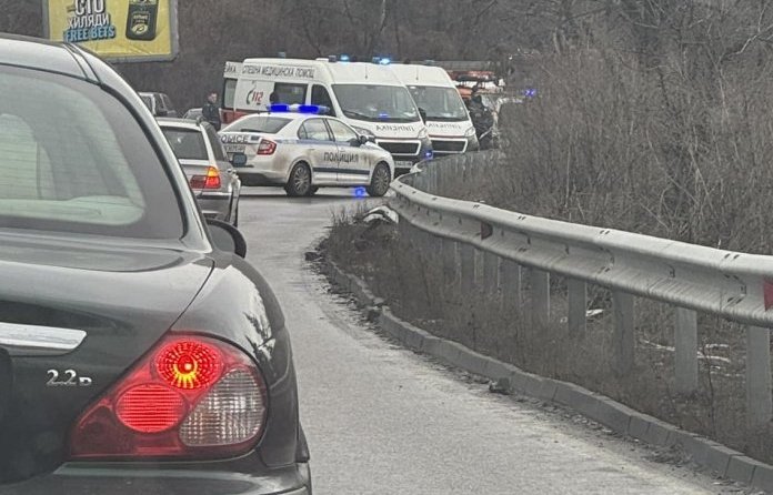 пътя владая образува километрично задръстване
