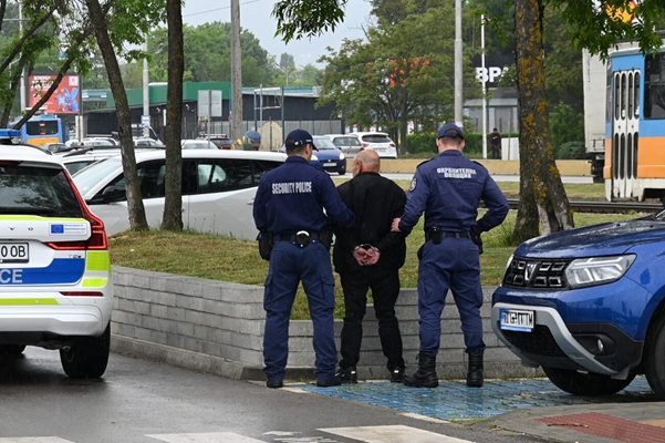 въоръжена съпротива софия рецидивист нападна полицаи нож