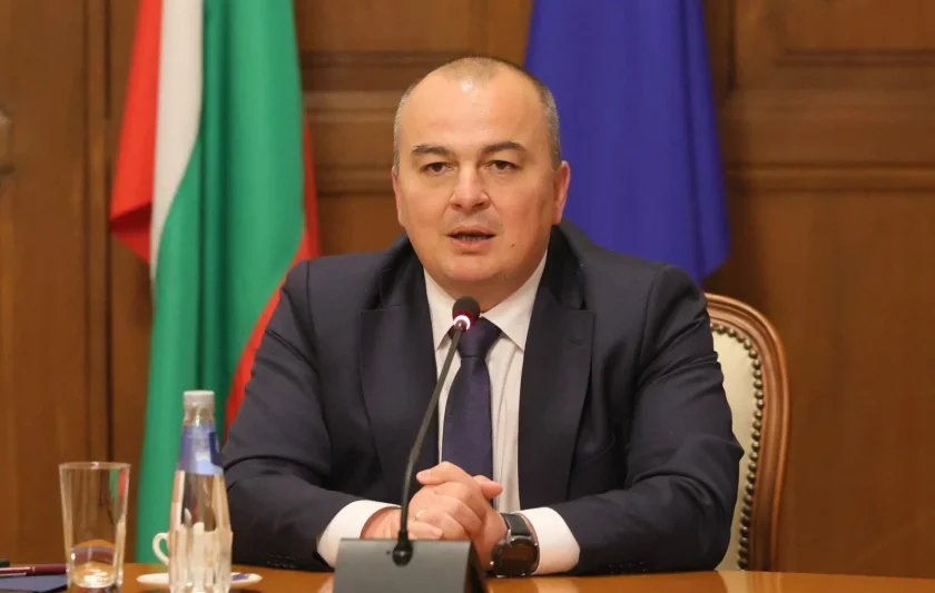 министър абровски община варна гледала bdquoс широко затворени очиldquo bdquoкубldquo нагло строят